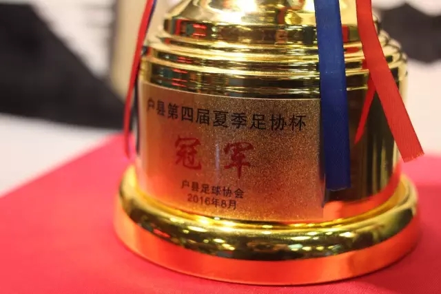 背伤难掩传控灵气！小迈克尔·布朗：天才控卫模板三球 射程无限